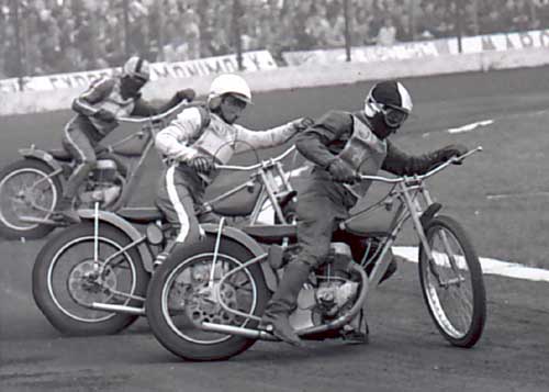 1973_GORDEEV,_Valeri_leading_Edward_Jancarz_&_Jan_Mucha_(ht3)_@_Katowice.jpg