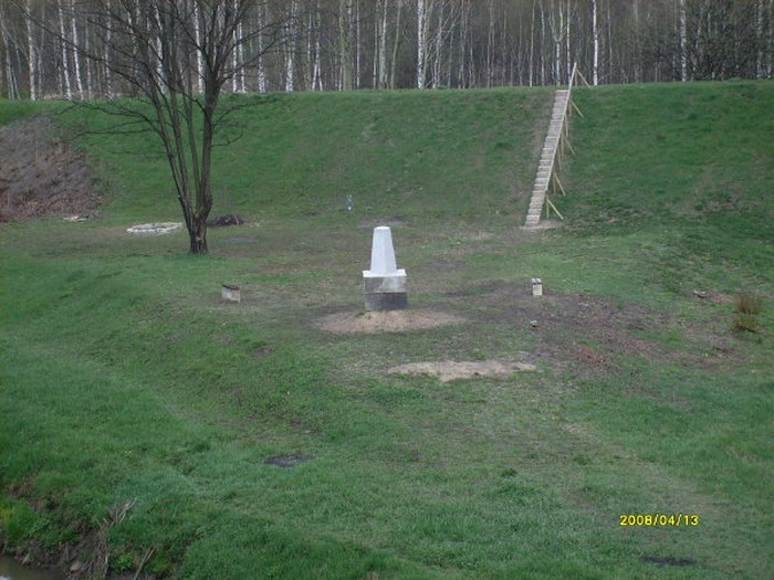 16. obelisk na trójkącie-z daleka.jpg